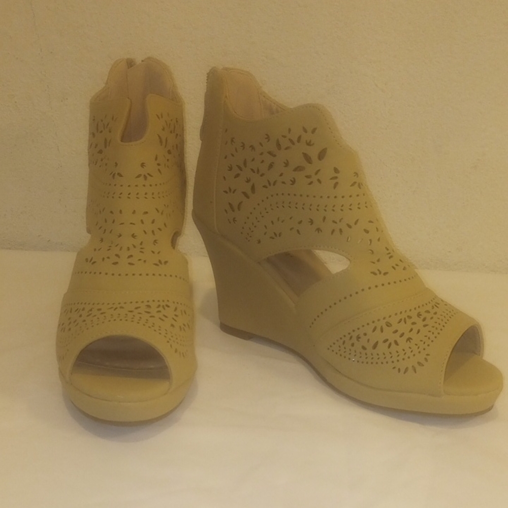 Forever Women's Tan Wedge Sandals